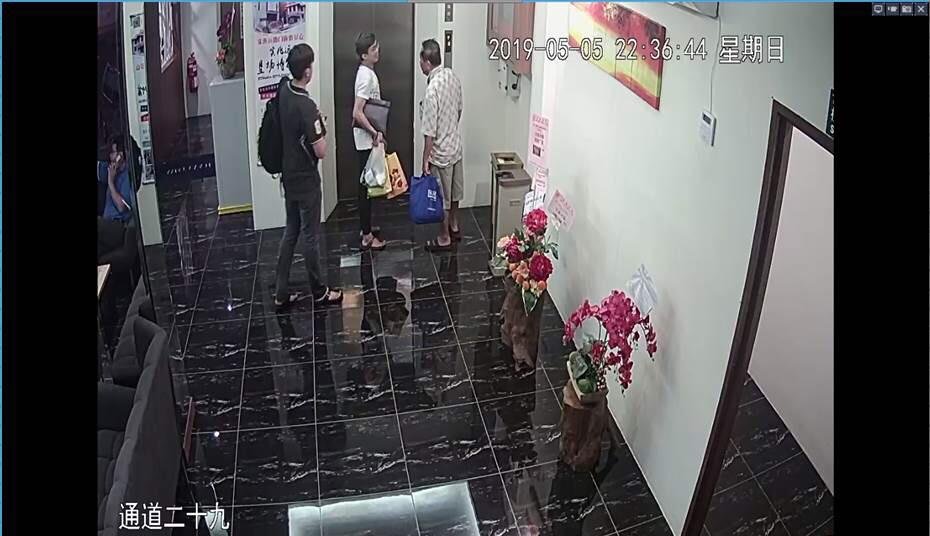 闭路电视画面显示，沈福财(右)与两名年轻男子走入酒店，双方相谈甚欢。
