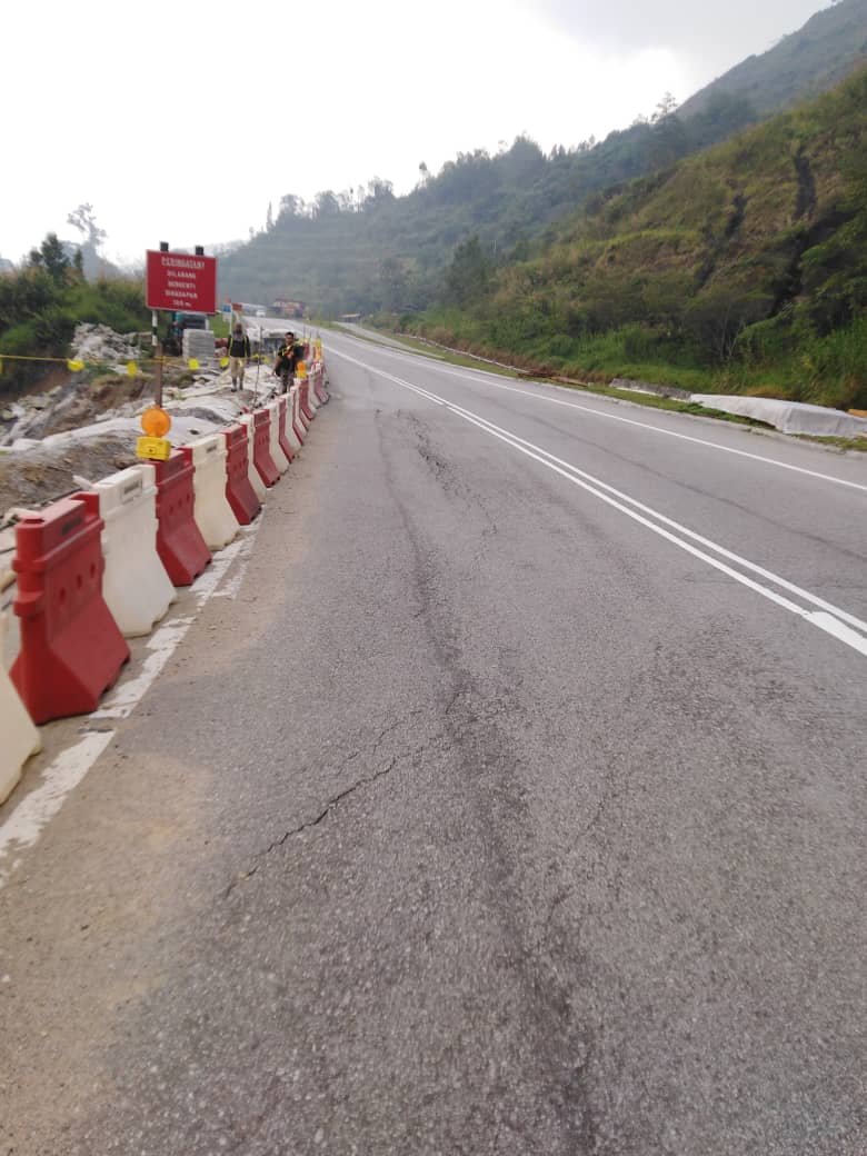 由于加固山坡工程在进行中，公路使用者受促小心驾驶。