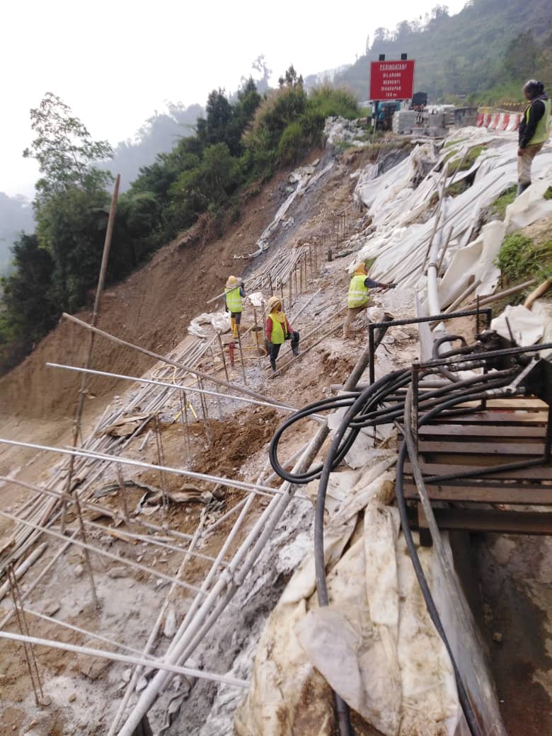 公共工程局已委任特许经营公司，为新邦波赖至金马仑高原路的土崩地点进行修复工程。