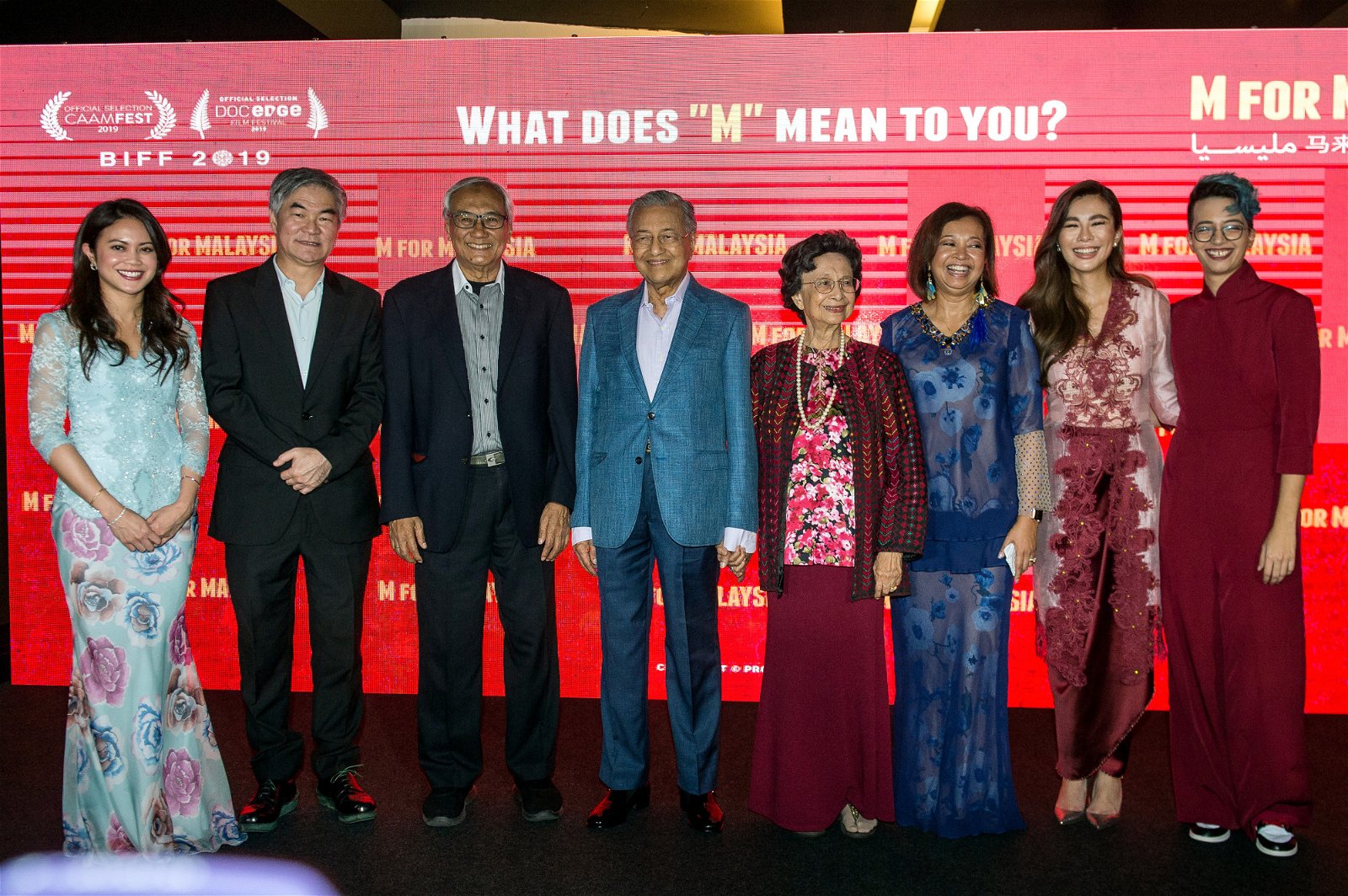 马哈迪（左4起）与西蒂哈斯玛出席外孙女依妮扎（右起）与拿汀李静霖联合执导“M for Malaysia” 纪录片首映礼。右3为拿汀巴杜卡玛丽娜。