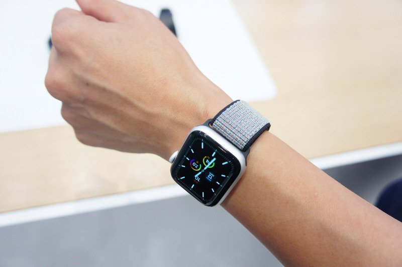 苹果公司发表第5代Apple Watch智能手表，配备全新“Always-On Retina显示器”，即使放下手腕，表面也不会全黑，可以随时查看时间与其他功能。