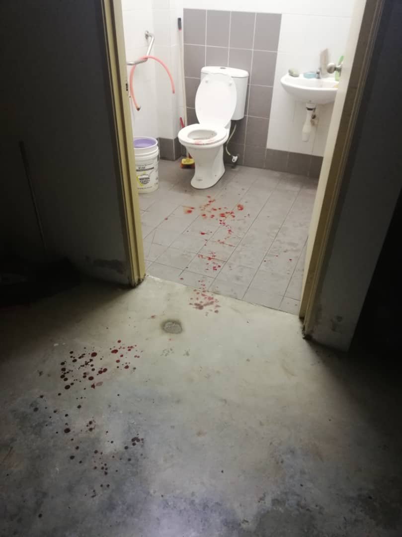 斯里兰卡男子被刺伤后，现场地板留下斑斑血迹。