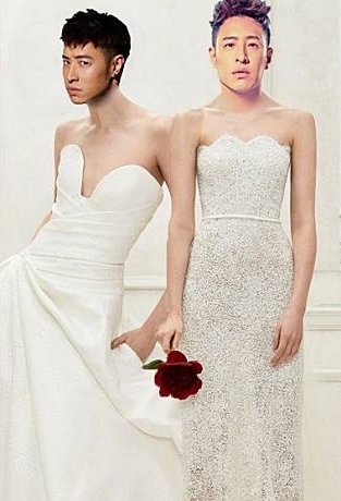 网民先为潘帅设计了两款伴娘裙。（图取自香港东网）