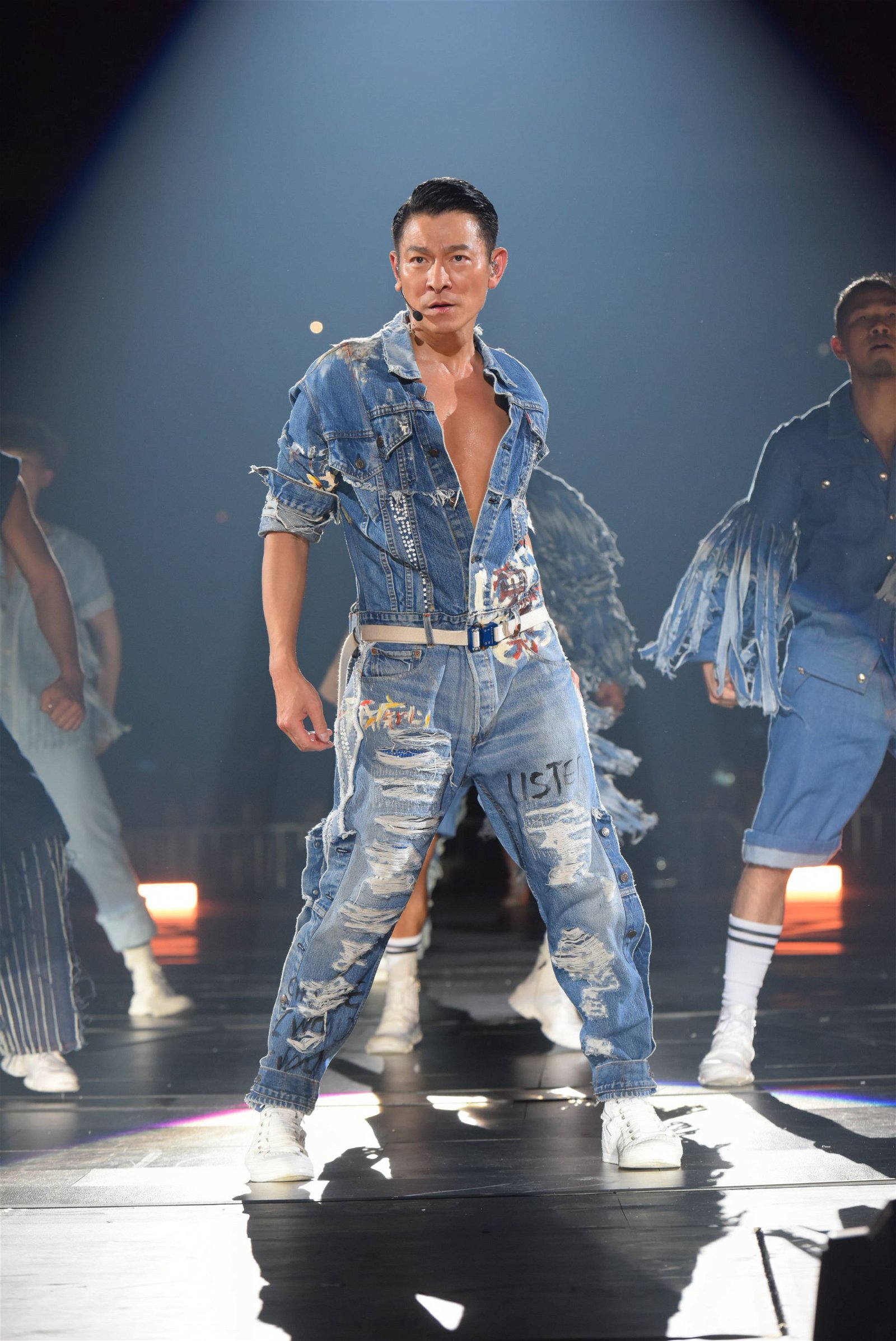 演唱会出现两个大头“华仔”跟著他唱唱跳跳，他即兴改名“Andy Lau One”和“Andy Lau Two”。