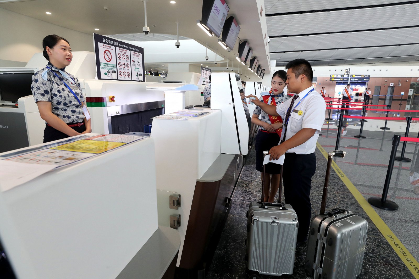 每个抵达大兴国际机场的旅客均可就近，找到值机柜台办理登机手续。不仅如此，该机场内还置放了多达400台的自助值机设备，让旅客能体验到最省时最便利的服务。