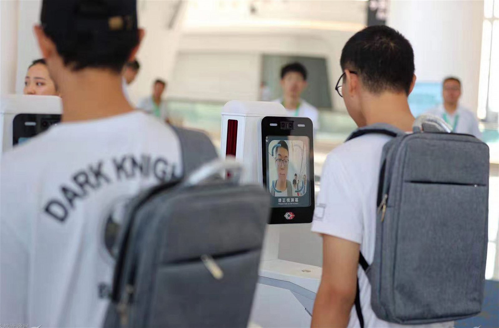 中国东方航空在大兴国际机场地面服务智慧化的建设上，积极推动新技术集成应用项目，以“5G+人脸识别”技术为主导，打造一系列服务亮点，为旅客出行提供一系列便利与全新体验。