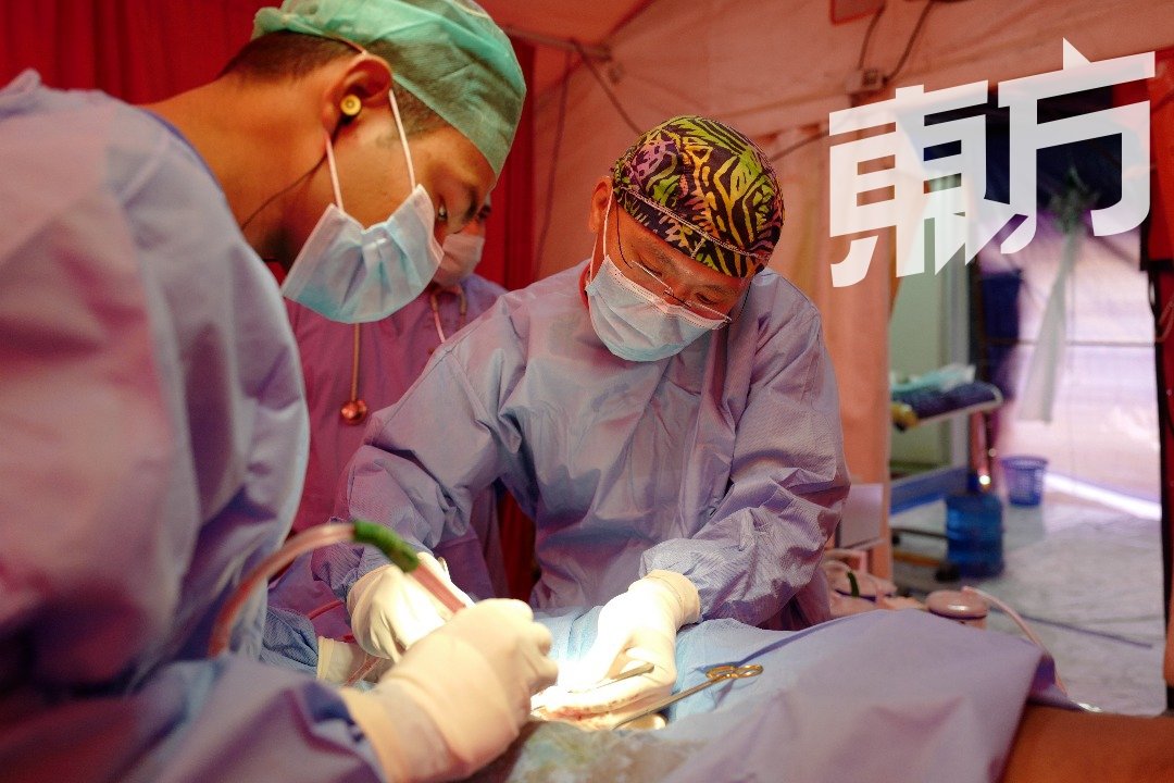 黄瀚雄表示，在手术室以外的地方进行手术，因设备不齐全和卫生程度欠佳，需要有更全面的考量，包括是否应该使用更高剂量的抗生素，甚至是否应该动刀。图为他在孟加拉科克斯巴札尔为病人进行手术。