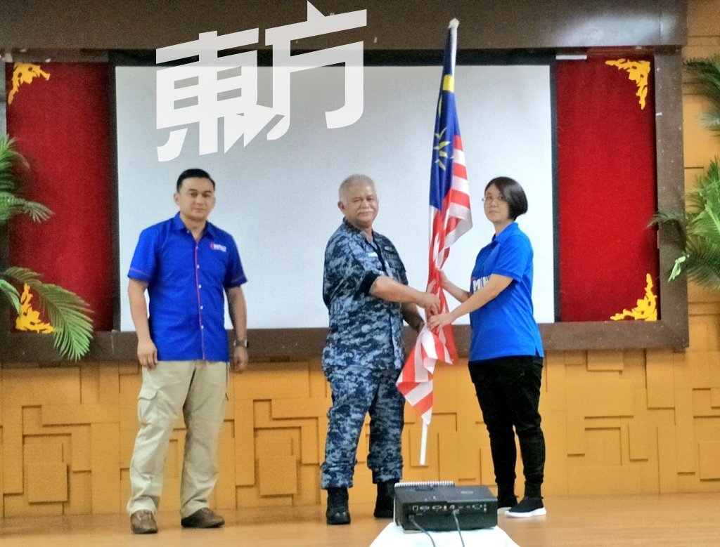 在交棒仪式上，颜美燕从STARLIGHT-2行动的武装部队医疗团队长官手中接过国旗，感受到身为军人代表国家在外执行任务的使命感。