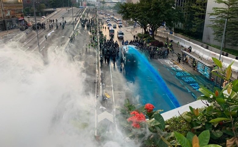 水炮车抵政总外一带射水驱散示威者。（图取自东网）