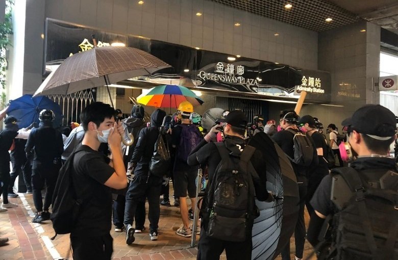 金钟站金钟廊出口有示威者聚集。（图取自东网）