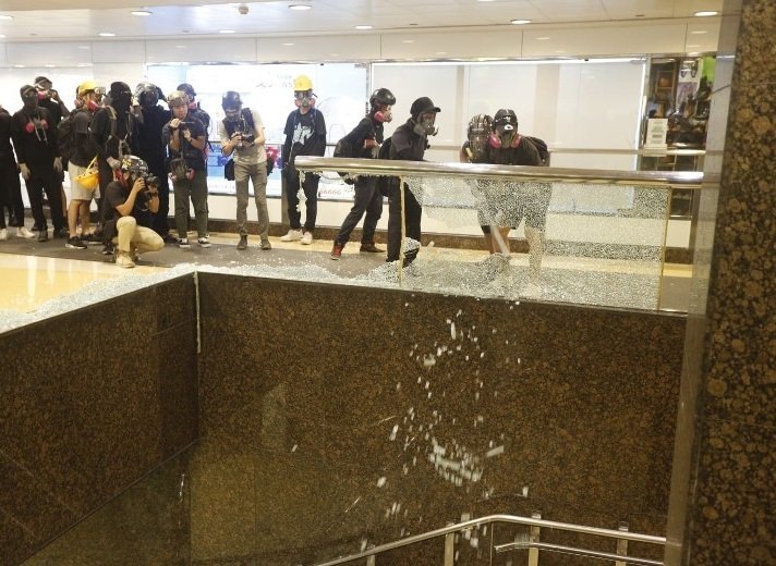 金钟站海富中心出口有示威者击碎玻璃。（图取自东网）
