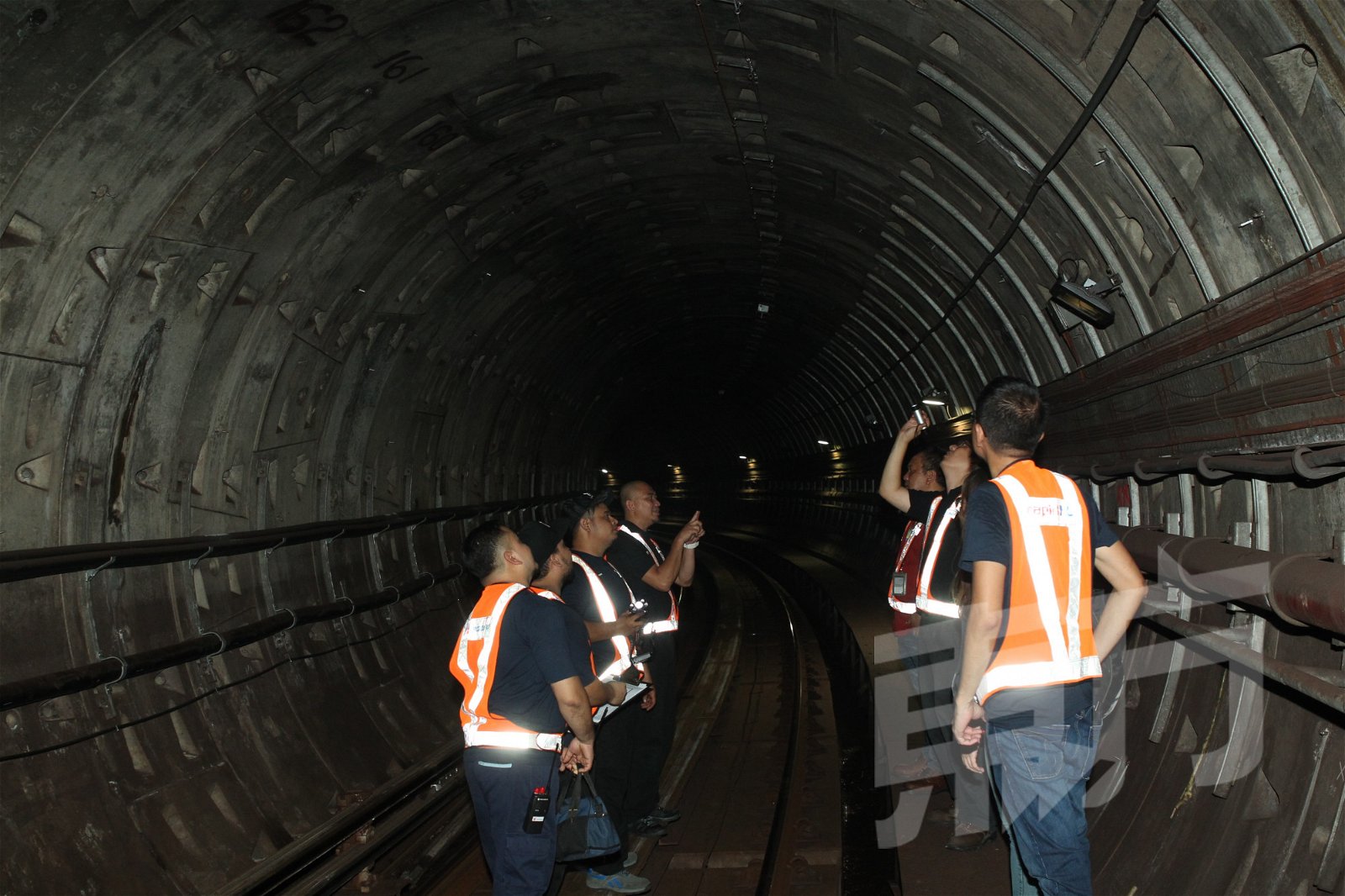国内轻快铁多数建在路面或高架桥上，不过有5个站点是建立在水源地，轨道上便是来自巴生河以及鹅唛河源源不绝的河水。其中包括占美清真寺站、安邦广场站、城中城站、金马站和甘榜峇鲁站。执勤人员需检查隧道是否有“不正常”渗水并及时修补；当遇到火患时，隧道两侧也设有高马力的抽气机，能有效把浓烟排到其它车站的通风口。（摄影：田咏逸）