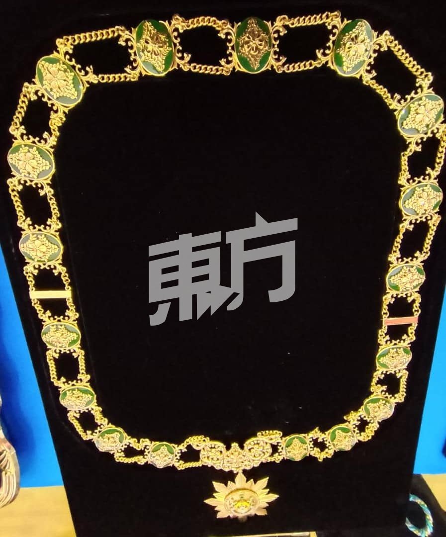威省市长的颈饰徽章（Kalung）是由925银打造，并镶以24K金，重量达662克。