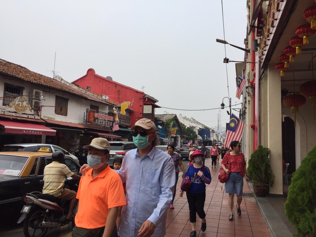 尽管烟霾来袭，仍无阻游客畅游甲州鸡场街的兴致。