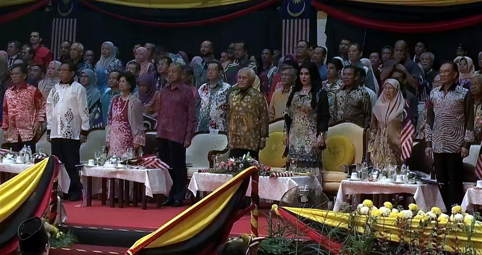 敦马哈迪（前排左4）偕同副首相拿督斯里旺阿兹莎（右2）等中央内阁部长，与砂州元首敦泰益玛目（左5）、砂首长拿督巴丁宜阿邦佐哈里（左2）及沙巴州首长拿督斯里沙菲益阿达（左），一同出席在古晋举行的马来西亚日庆典。右为公正党主席拿督斯里安华。