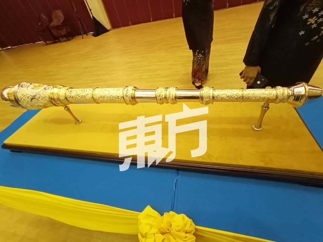 威省市长的权杖（Cokmar），是由925银打造，镶以24K金，100%纯手工制作。权杖高度121.9公分，周围39.9公分。