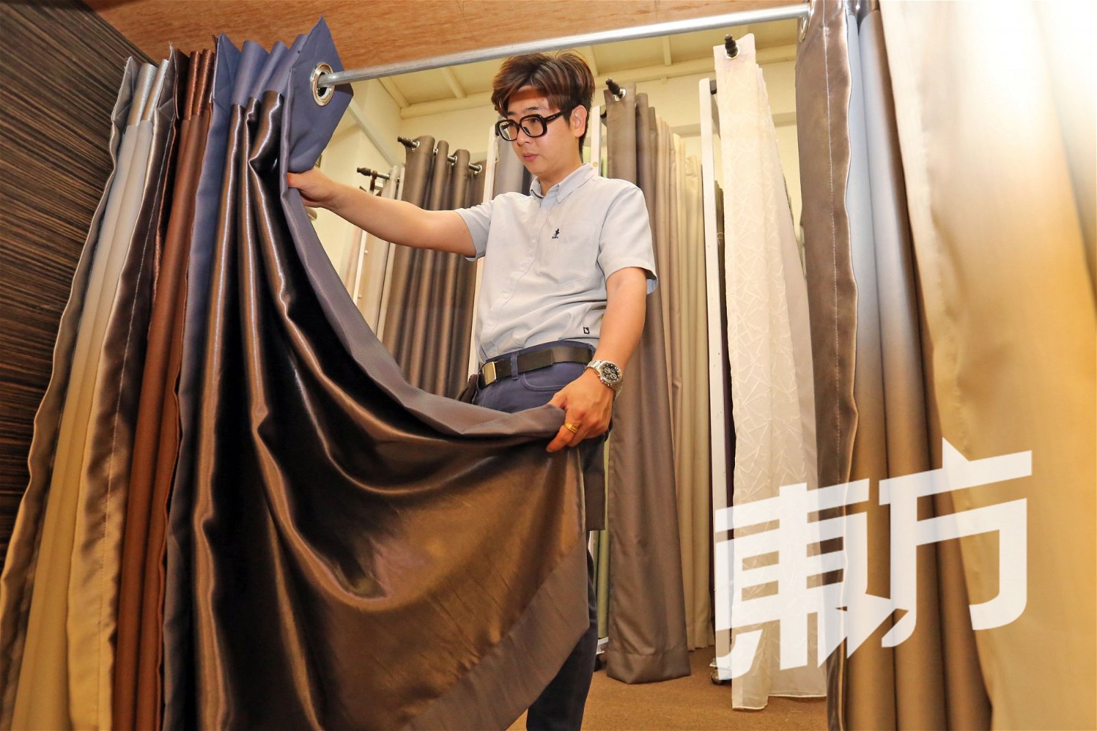 连德源对于窗帘的布料品质非常讲究。他说，其经营理念就是打造独一无二的一站式产品及服务品牌。