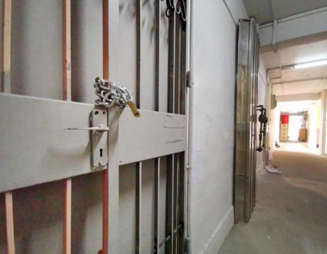 骇人的铁锅烧尸发生在新加坡振瑞路第52座组屋的一个单位，大门拴上铁链由外上锁，相信已无人居住。