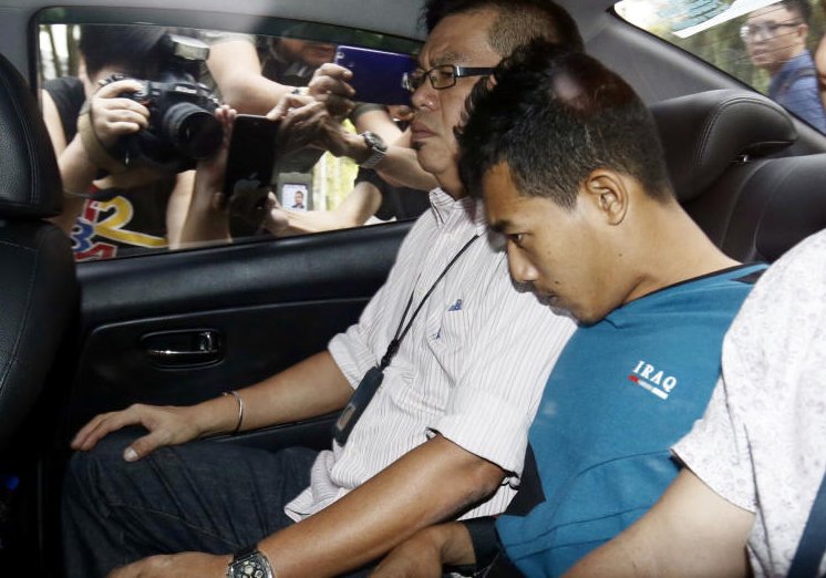 被告阿曼穆英（蓝衣）案发后逃回吉兰丹老家，被捕后由马来西亚警方交回给新加坡警方。