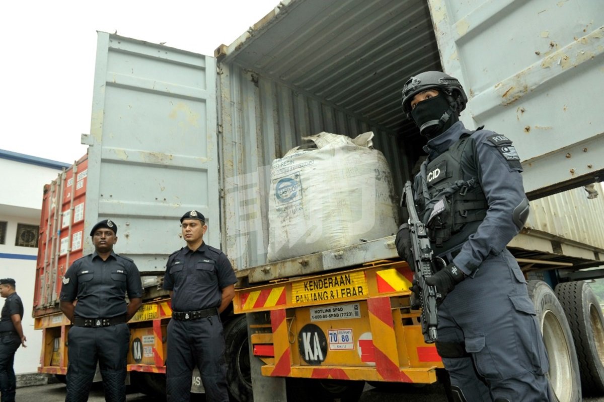国际贩毒集团将“毒炭”装入货柜后，原本是试图用海路转送至东盟国家。（摄影：蔡开国）