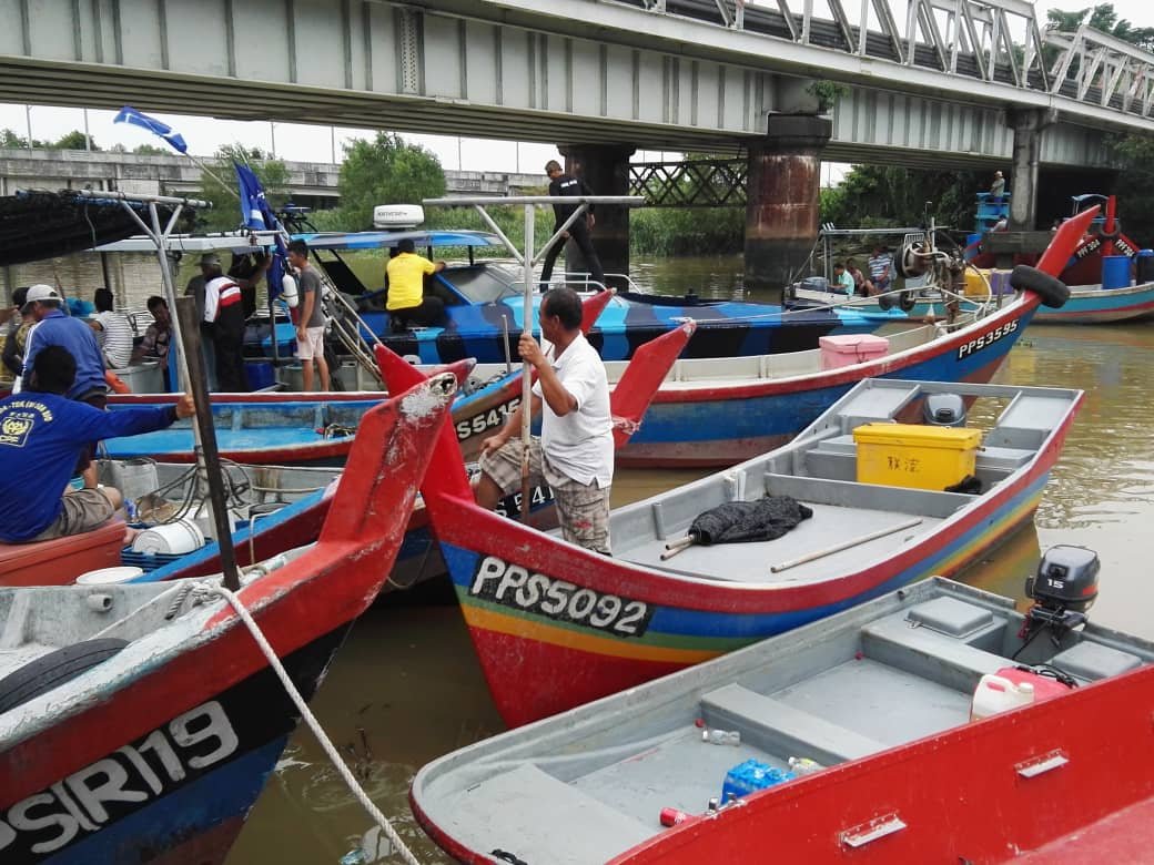 高渊港口渔民发挥守望相助精神，20多艘渔船涌到高渊吉辇河，协助消拯队的搜寻工作。