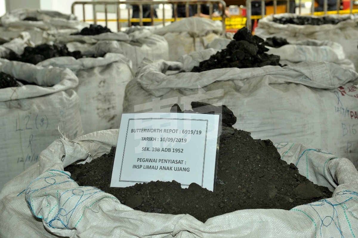 可卡因毒品藏进黑炭块后，包装成60包“煤炭”。（摄影：蔡开国）