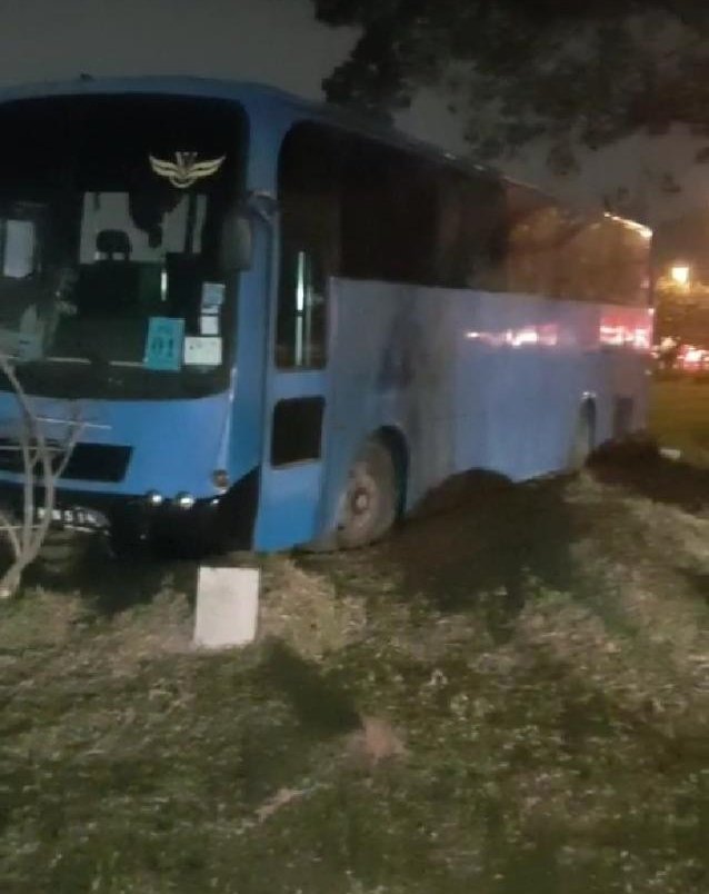 一辆工厂巴士于周六傍晚撞进洪山宫义山，其中有7个坟墓被车轮辗过。