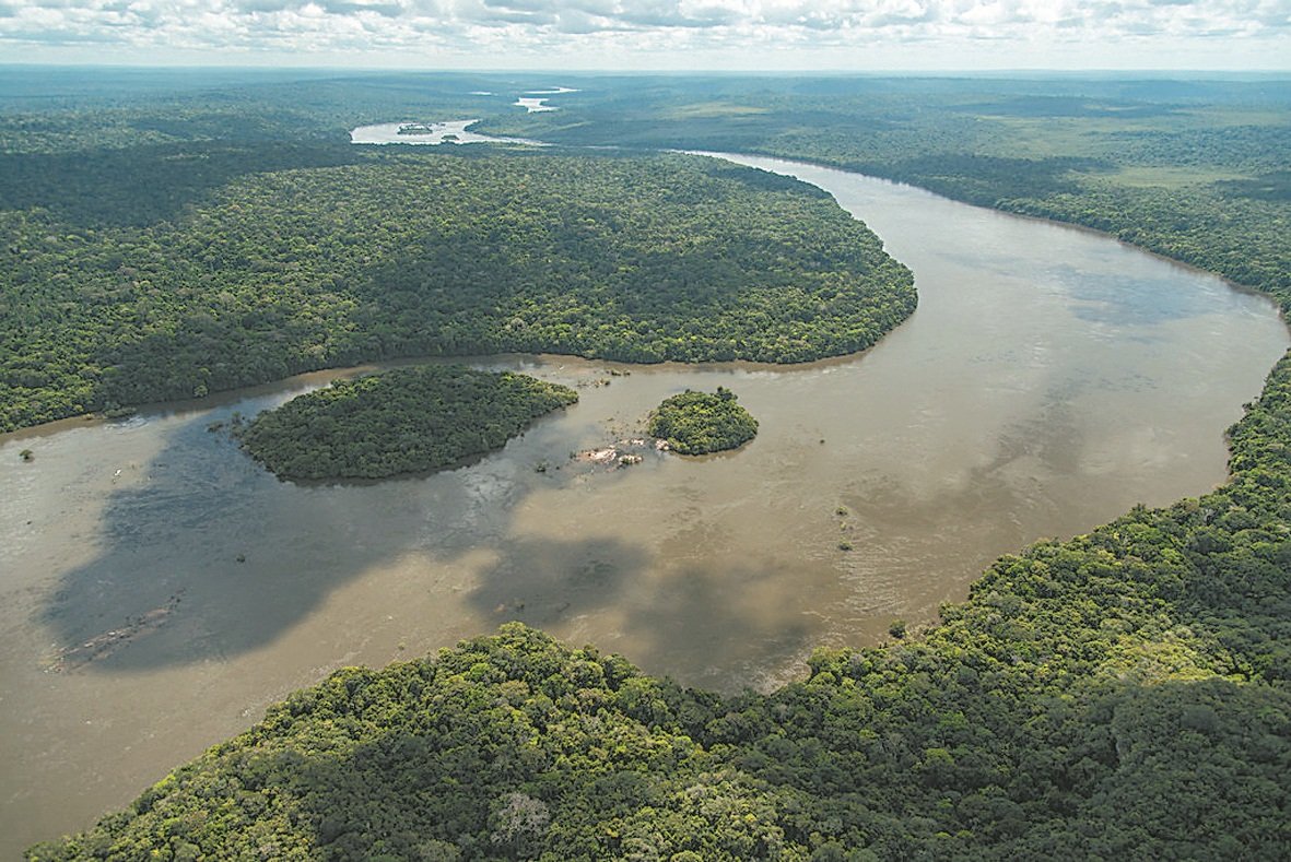 这是亚马逊其中一条河流流域，非法采矿活动对亚马逊雨林造成严重损害，法属圭亚那林业局指，自2003年以来的合法及非法淘金活动，已破坏约2万9000公顷雨林。
