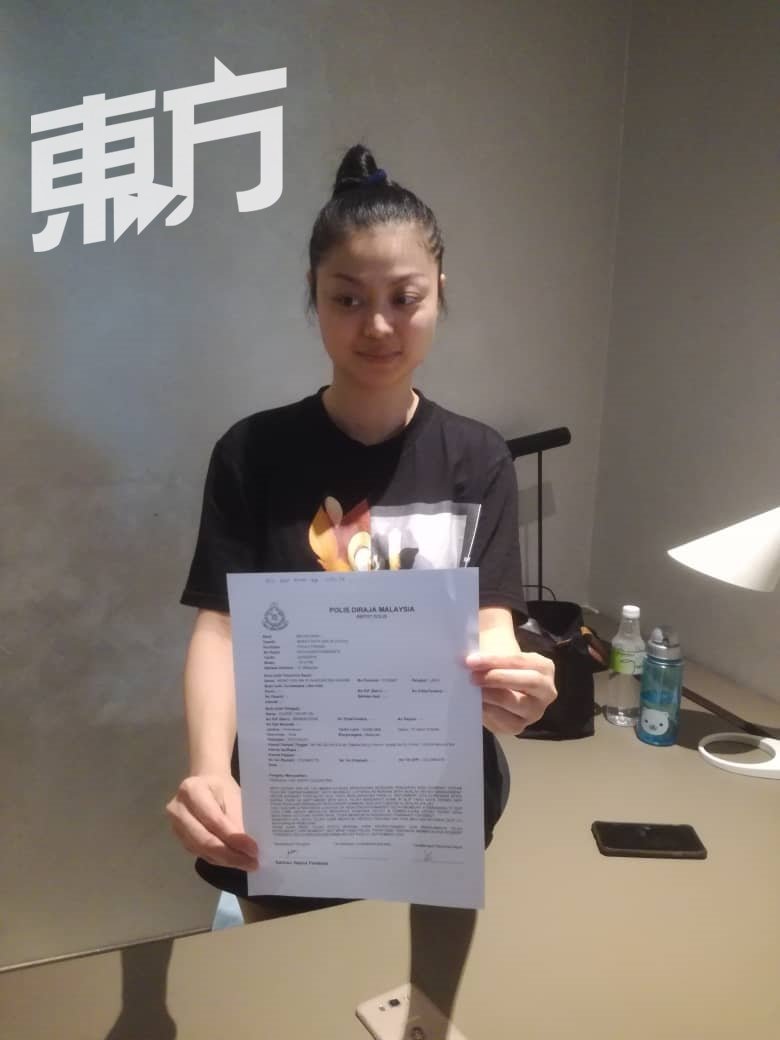 陈奕淋展示她的报案书，希望能追回演唱会主办单位拖欠的余款。（摄影：黄俊南）