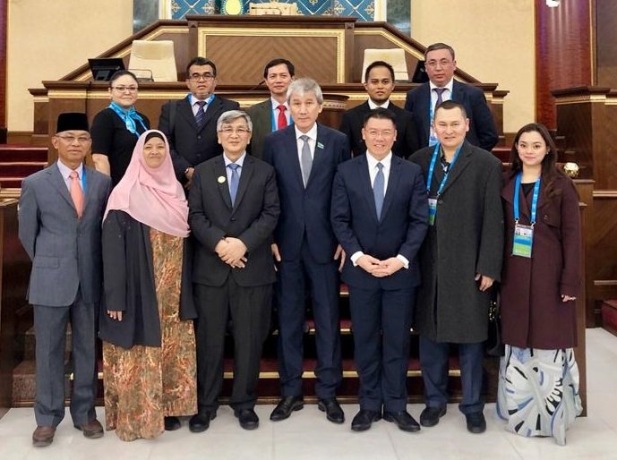 倪可敏（前排左5）在文告附上相片，指他目前联同莫哈末阿里夫（左3）身在哈萨克斯坦共和国，出席亚欧国会议长会议。