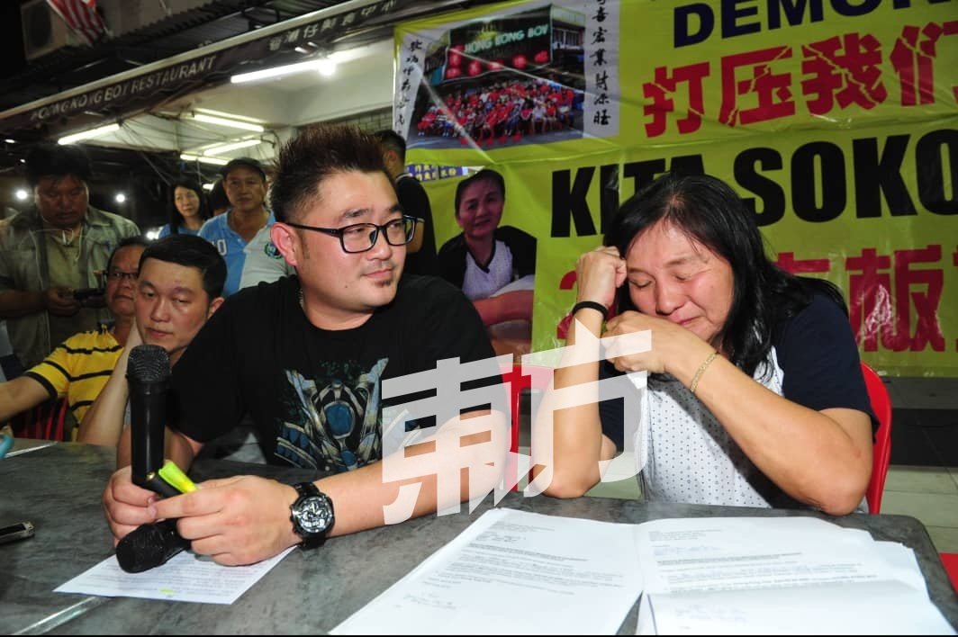 洪金钗（右）在记者会上数度难过落泪，引来许多支持者现场声援。（摄影：杨金森）