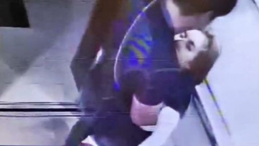 一名男子将全身瘫软的奴茶娜拖进电梯。