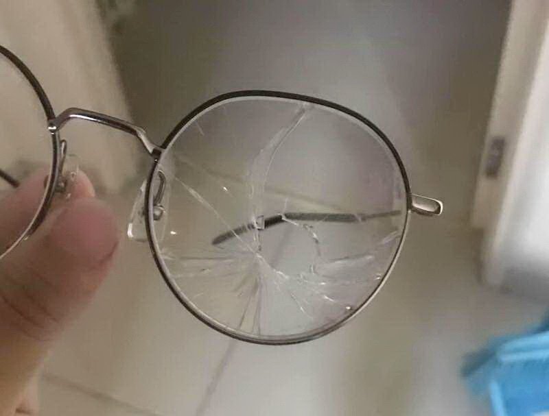 少女的眼镜被打爆，镜片中间留下一个洞孔。