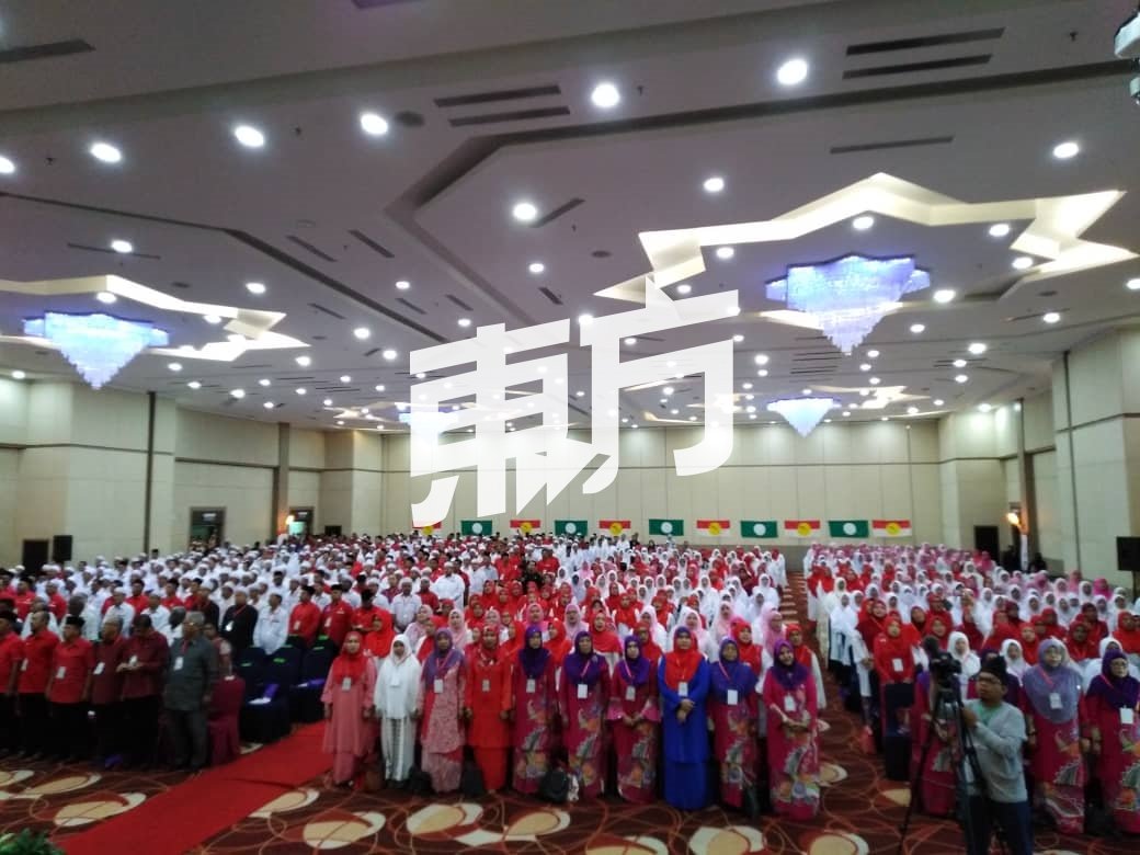 巫伊两党穆斯林团结集会周六早上在亚罗士打TH酒店盛大举行，与会党员高唱党歌。（摄影：张瑞强）