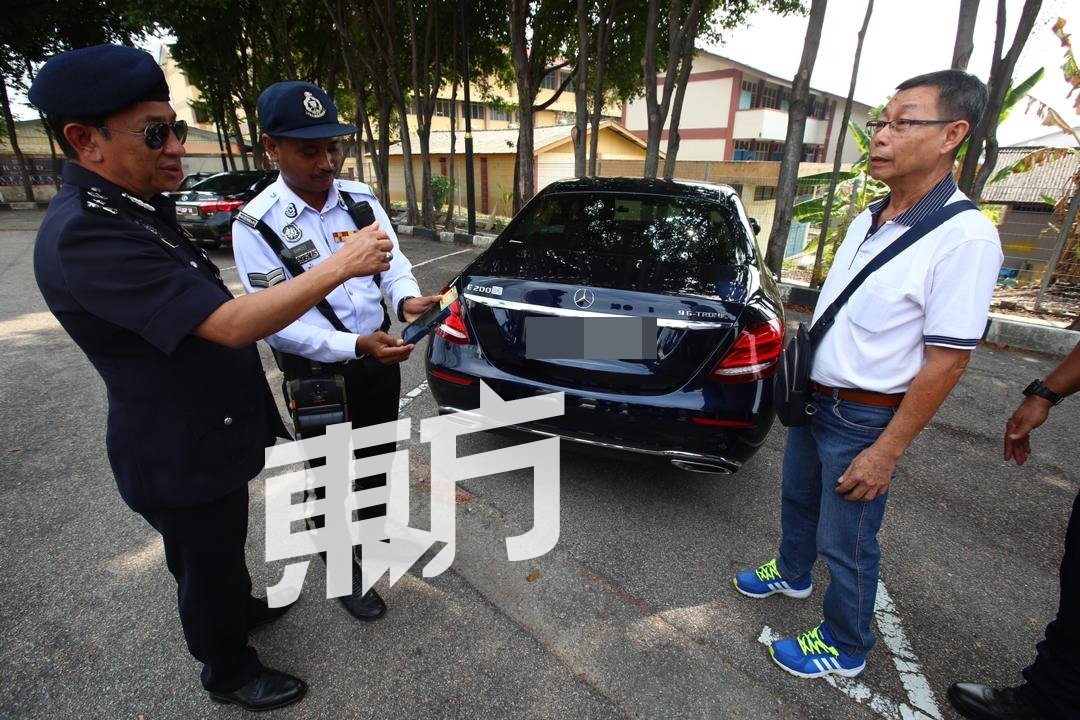 纳兹里(左)赞扬其中一名没有拖欠交通罚单的新加坡车主是一名遵守交通规则的好司机。