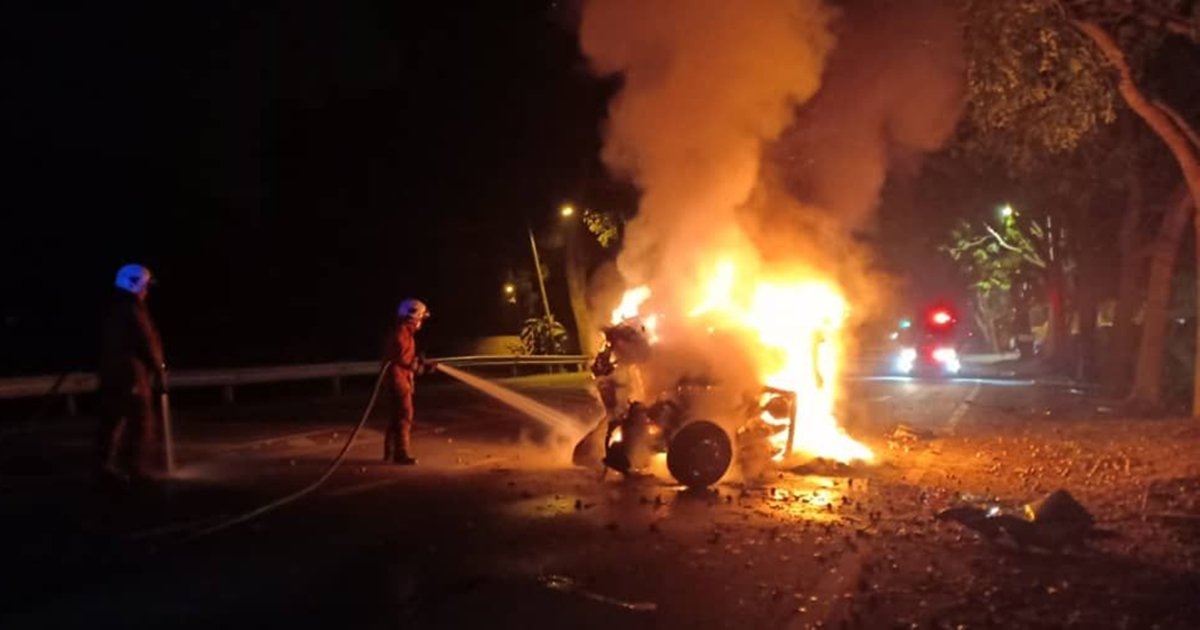 消拯员尝试扑灭丰田Innova休旅车的火势。