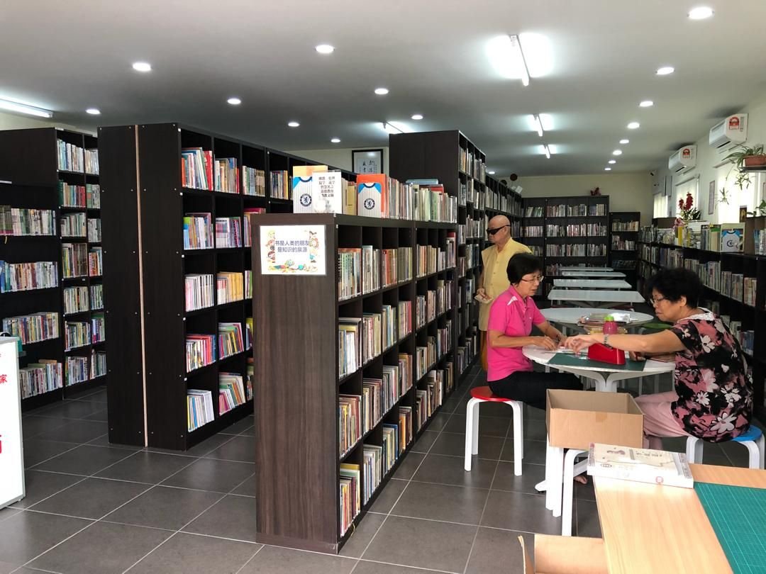 步入晚年后的莫顺生，慷慨捐出近3000册的毕生收藏书籍，在安邦社区成立民办图书馆，传递书香，让社会大众受惠。