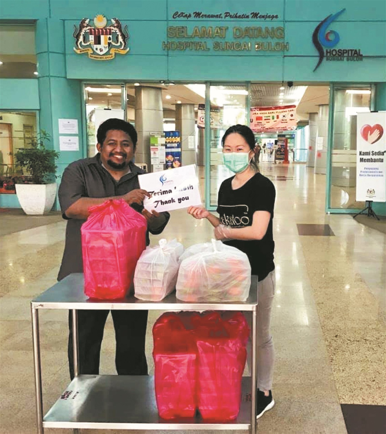Kakato娘惹餐厅股东锺媛媛（右）每日驰援双溪毛糯医院200份美味娘惹饭盒，为医护人员送温情。