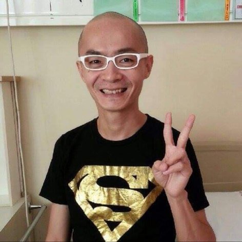 化疗首日，曾韦綦身穿超人的衣服入院接受治疗；2014年7月完成疗程后，他穿著同样的衣服再拍一张照。他一直都以正面的态度抗癌，并鼓励癌友积极面对。