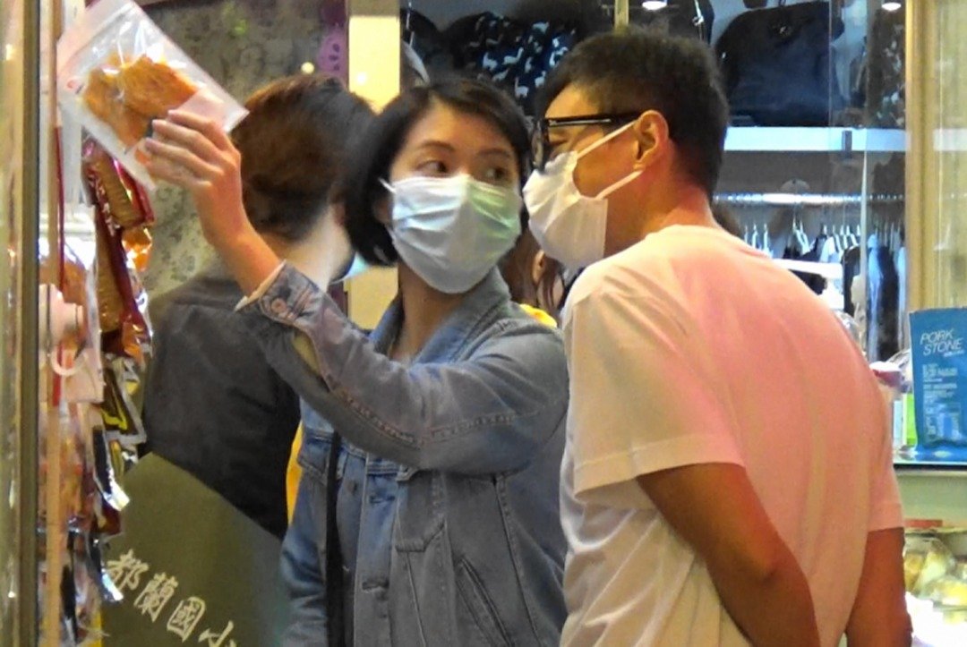 周慧敏老公倪震（右）上周六被拍到陪一位女子逛街买零食。