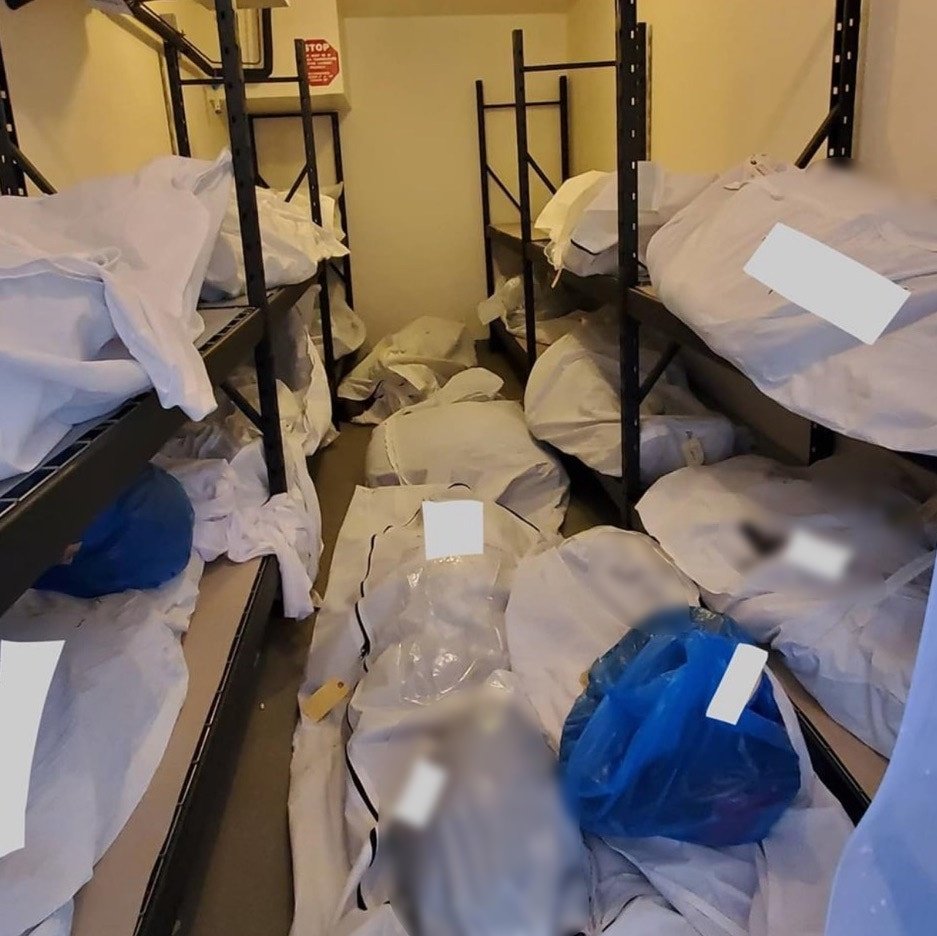 照片显示，医院内的贮藏室已被用作临时停尸间。