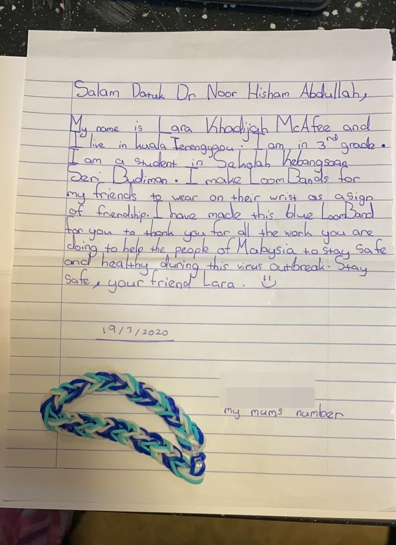 麦菲的亲笔信和手环。