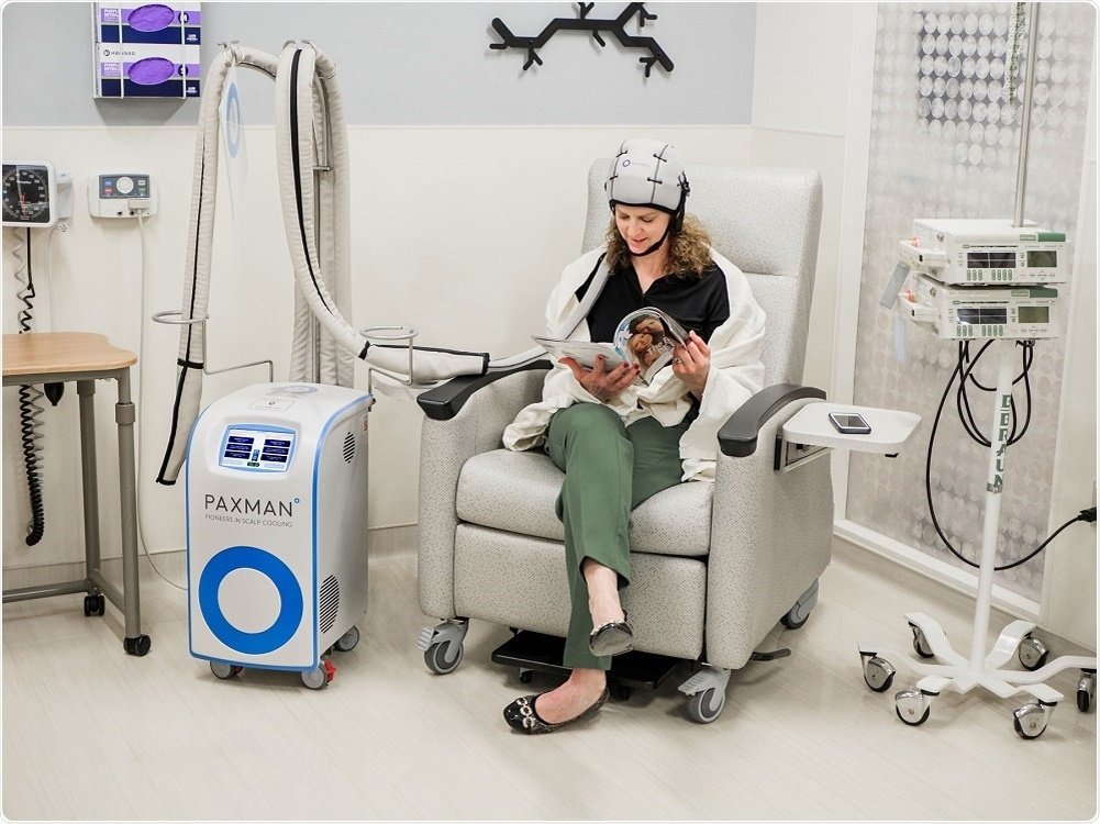 靠一台可移动的仪器搭配一顶冷却帽，患者可在进行化疗时同步接受这项治疗。