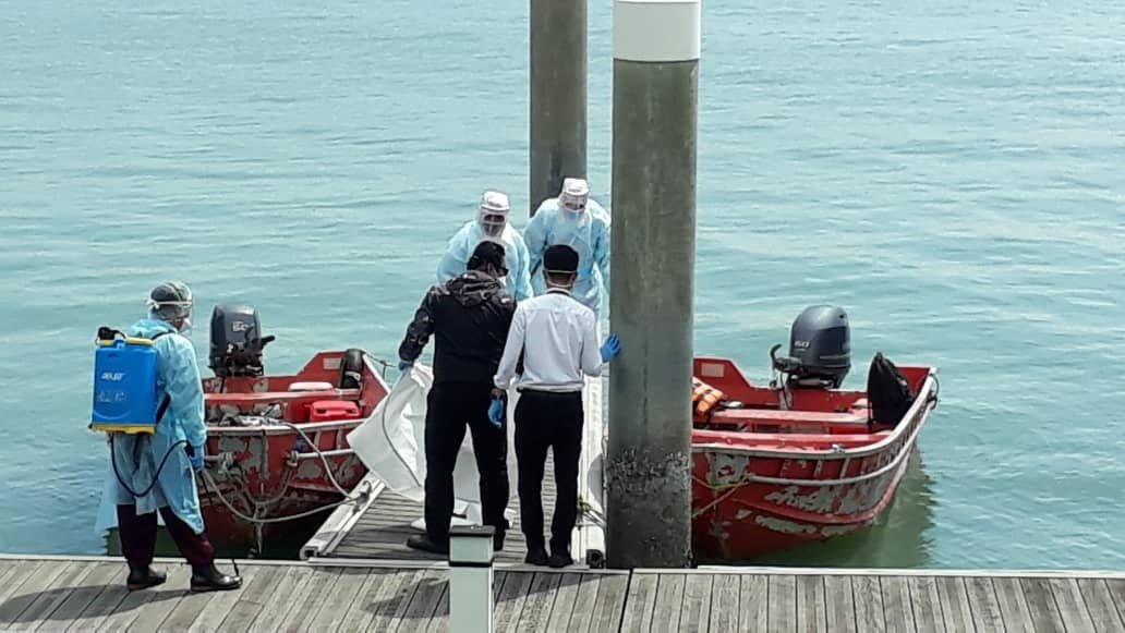 消拯局搜救人员在海上养殖场的鱼排处打捞起死者遗体。