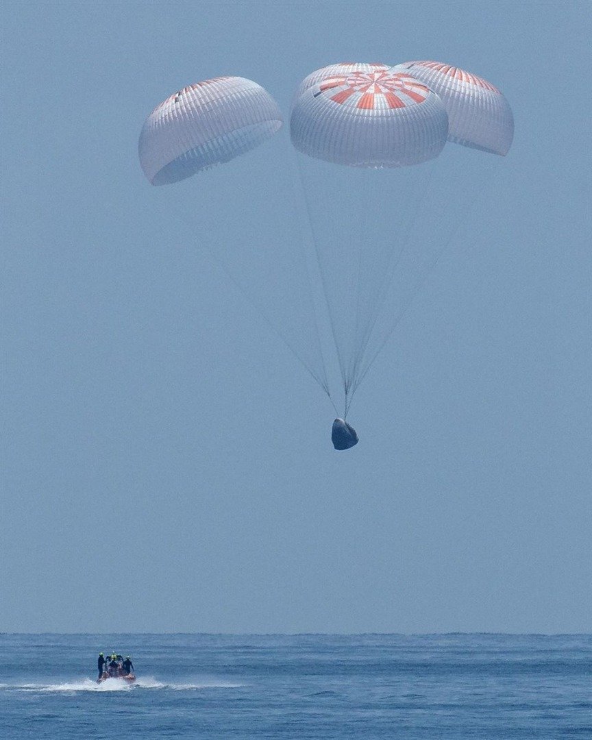 “飞龙奋进号”在美东时间2日下午2时48分以降落伞“溅落”方式降落在佛罗里达州彭萨科拉（Pensacola）的外海。