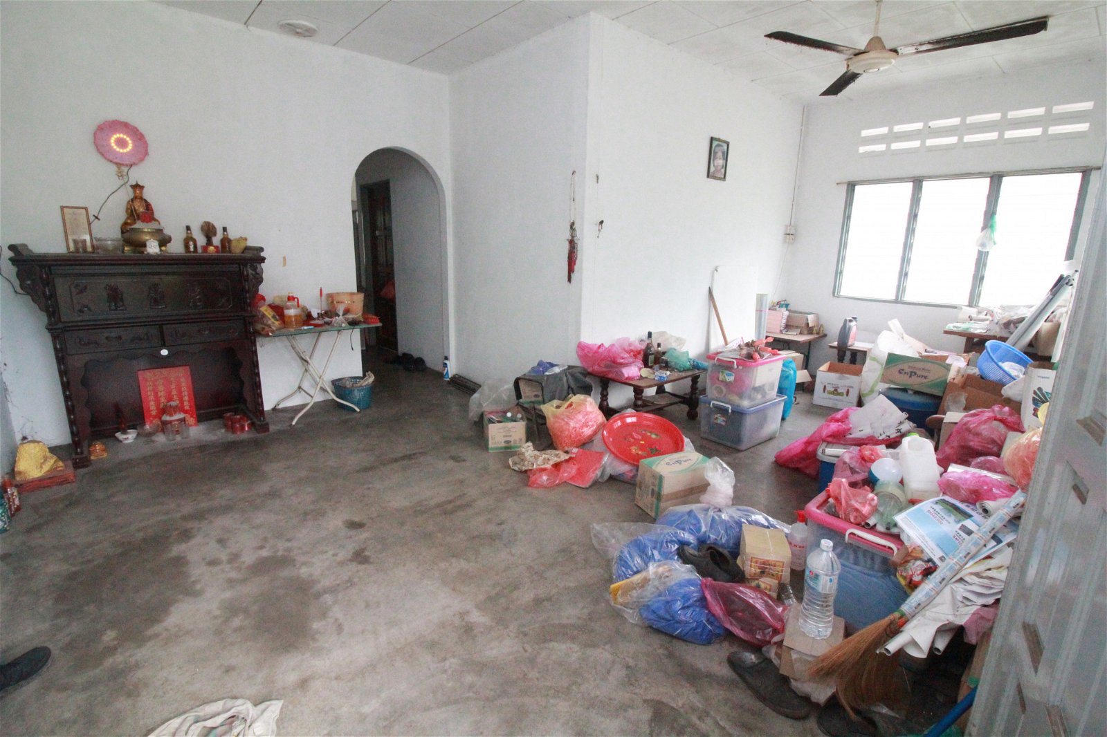 单身的张汉洲有病在身，无法收拾家里杂物，导致家里凌乱不堪。
