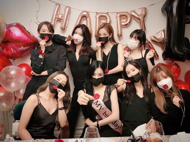 少女时代注重防疫措施，在庆祝派对上戴著口罩。