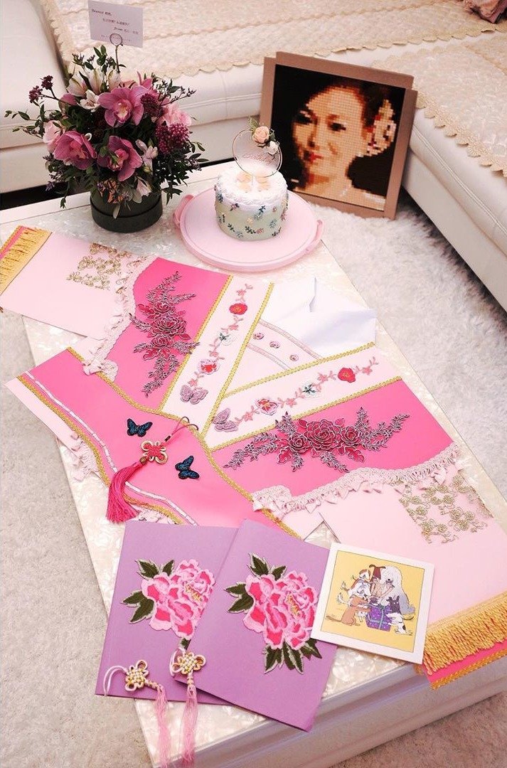 黄芷晴在个人社交平台上载数张为妈妈生忌预备礼物的照片，包括一套粉红色大戏服、曲谱、花、蛋糕与画。