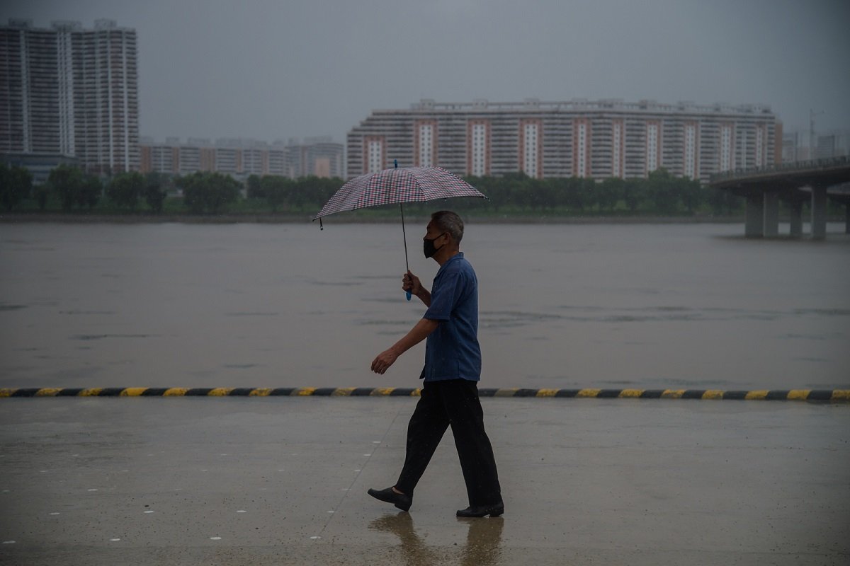 朝鲜官方媒体发布街道淹水的照片。