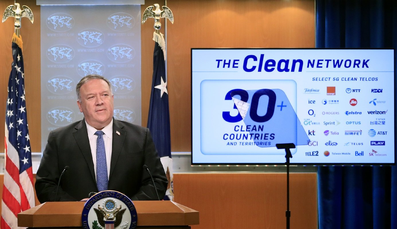 美国国务卿蓬佩奥在国务院的记者会上，说明美方的“清洁网络”行动。其身后的屏幕显示有30多个国家和地区成为“清洁国家”，并列出“清洁电信公司”。